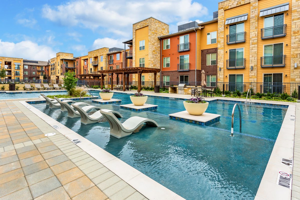 GatewayPines's tweet photo. Warmer days are ahead 🌞 Join the Gateway Pines family and move in just in time for summer! Featuring 2 beautifully designed sparkling pools equipped with multiple lounge areas and BBQ grills 👀  Visit us today for a tour or 📞 469-660-1140! #packthecooler #gwp https://t.co/oGGVK0LkEl