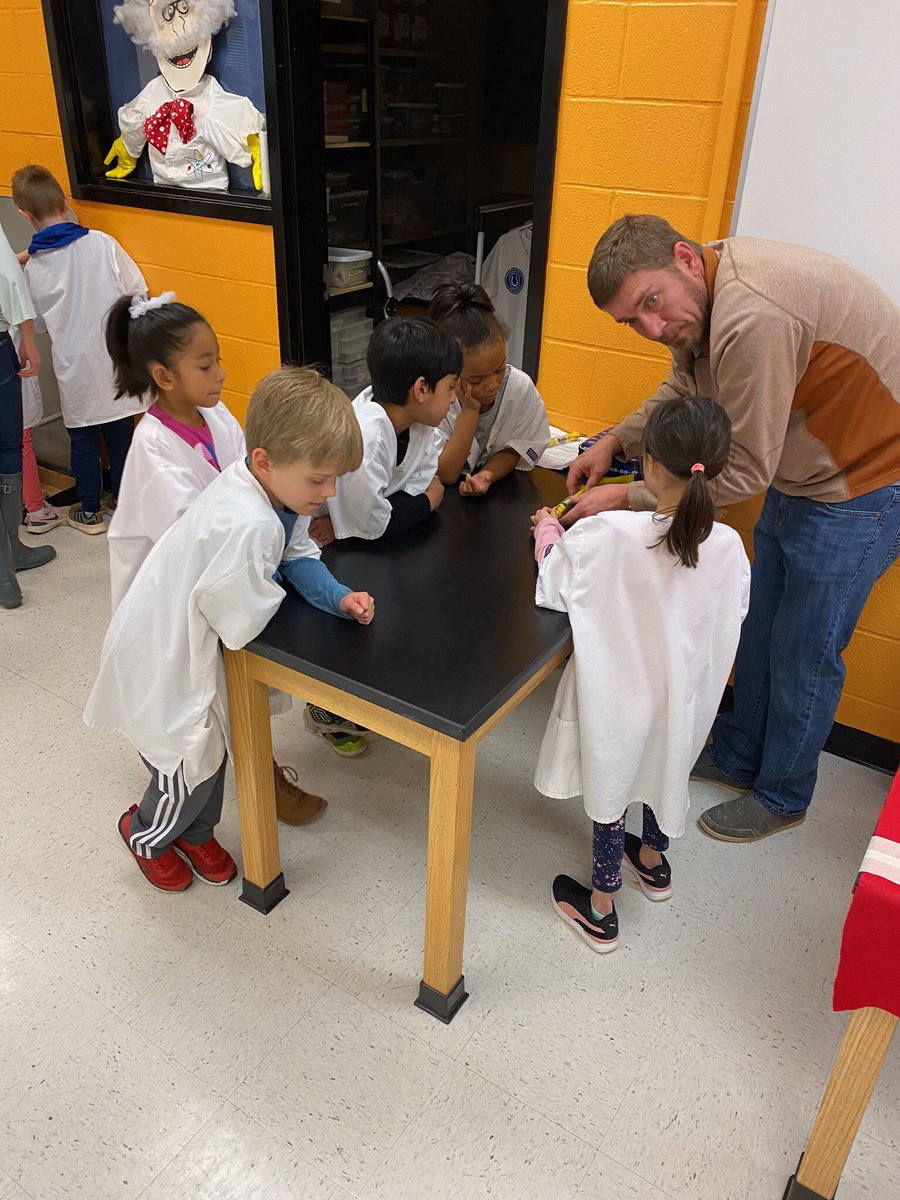 cces_sciencelab's tweet photo. This morning, Ms.Hammond’s 2nd grade came to the lab and explored forces of push, pull and friction.  Thank you parent volunteers! @dr_cheatham @CCES_Colts_PTO https://t.co/EbcJH6BKpB