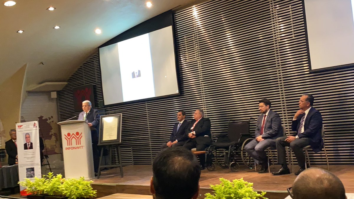 alropasa's tweet photo. El Secretario General de la @CTM_MX Y Presidente del Congreso del Trabajo, Senador Carlos Aceves del Olmo, agradece la distinción que le hace el Sindicato del @Infonavit al otorgarle la presea “Casa de Cristal”. Muy merecido. https://t.co/Y0rwK0rC4A