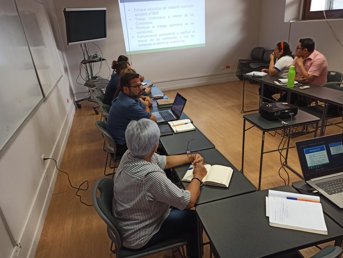 En reunión con la Facultad de Idiomas, UV. Presentando la nueva estrategia de trabajo colaborativo para el rediseño curricular de los planes de estudio de Enseñanza del Inglés (virtual), Lengua Francesa y Lenguas Inglesa. <a href="/DCurricularUV/">Desarrollo Curricular UV</a> <a href="/MiguelBarradas7/">Miguel Ángel Barradas Gerón</a>