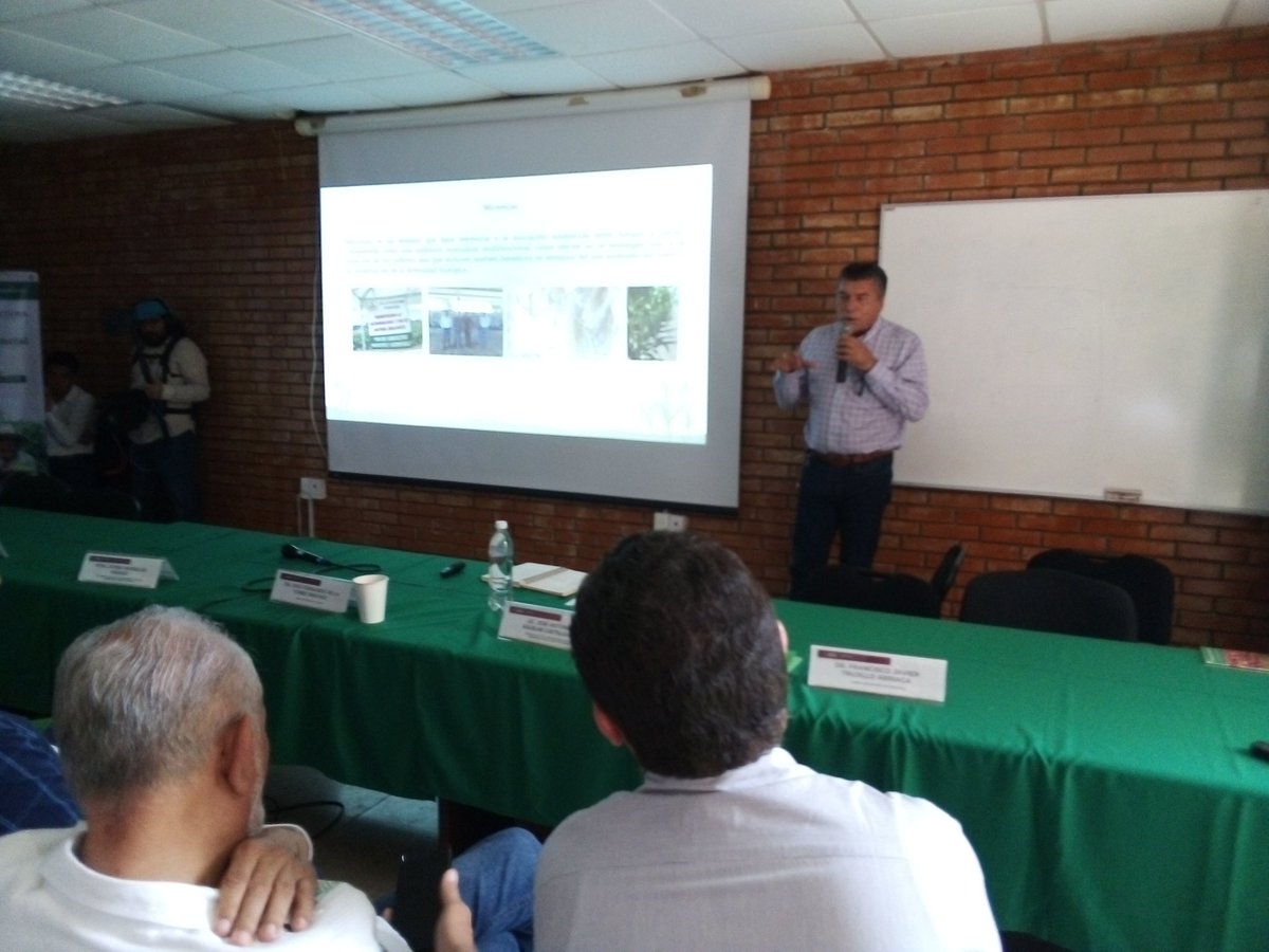 victor_suarez's tweet photo. Julio César Díaz de #Chiapas y José Angulo de #Sinaloa comparten experiencias con Manejo Integral de Cultivos Inducidos (MICI). Aparatos de medición, microorganismos y lixiviados, claves en mejora de productividad en #Maiz Foro Recuperando Potencial Productivo de Maíz #Chiapas https://t.co/wG2hnnTjhQ
