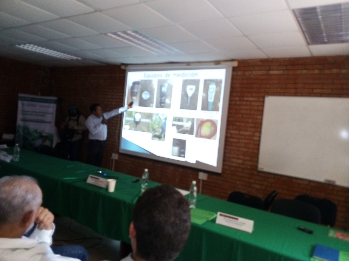 victor_suarez's tweet photo. Julio César Díaz de #Chiapas y José Angulo de #Sinaloa comparten experiencias con Manejo Integral de Cultivos Inducidos (MICI). Aparatos de medición, microorganismos y lixiviados, claves en mejora de productividad en #Maiz Foro Recuperando Potencial Productivo de Maíz #Chiapas https://t.co/wG2hnnTjhQ