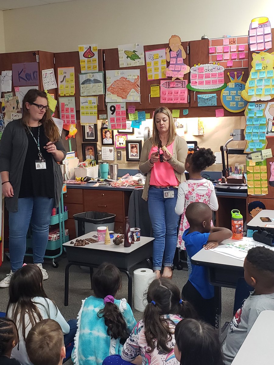 SiglerStars1st's tweet photo. How do you build a chocolate house? We're going to tell you exactly how using a procedural text. Thank you Mrs. Gilpin for organizing such a fabulous activity for us🤗✊😋 #teamworkmakesthedreamwork #siglernation #onebookoneschool #charlieandthechocolatefactory https://t.co/q4x26anRXW