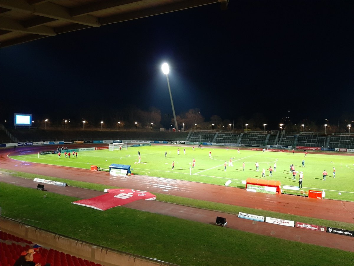 Bonn_Aktuell's tweet photo. Mittwoch Abend. Hier ist der Sportpark Nord wo gleich unser @bonner_sc gegen @svl1908 spielt
Holt euch die 3 Punkte 🦁💙❤
#BonnerSC #Flutlichtspiel #Gemeinsamlöwenstark https://t.co/kP5VctY1WM