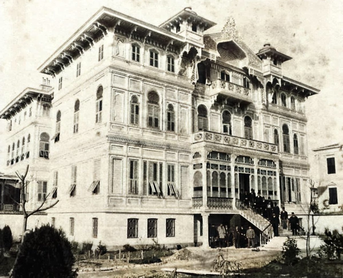 MSembak's tweet photo. Mansion of Sadrazam Halil Rifat Pasha, Istanbul, 1910s 
Sadrazam Halil Rıfat Paşa Köşkü, İstanbul, 1910'lar  #IslamSolusiMasalahNegeri ☝️🕋☝️. #m3tGp https://t.co/rmxUQKsznG
