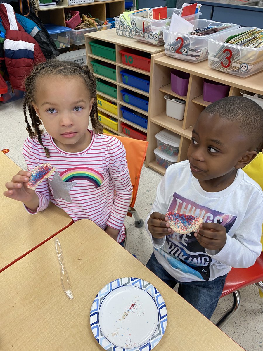 kntcher09's tweet photo. LOVE to use food as a motivator for fun math learning! #learningabouthalves #heyisthatfair #adventuresinroom104
#ashlandsoar https://t.co/PSxLKOqwsu