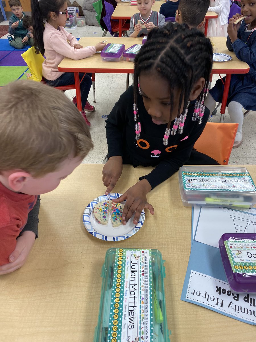 kntcher09's tweet photo. LOVE to use food as a motivator for fun math learning! #learningabouthalves #heyisthatfair #adventuresinroom104
#ashlandsoar https://t.co/PSxLKOqwsu