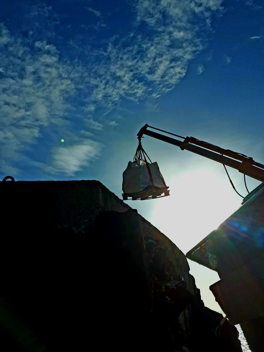 gannetrocks's tweet image. #Bass  454kg  batteries skillfully landed by Bill  #Conserver Then, seriously  tough graft for the #Seabird team with basic  stair climber and  seriously  challenging mud all completed in limited time frame. Mega!🏋️‍♂️🏋️‍♀️🤩.Amazing images once connected @SeabirdCentre @kevsaltire1