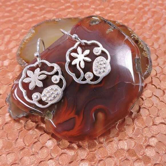 Wear me home from Jewel Envy Wednesday! Dreaming of summer days at the beach? Wear these beachy earrings by @helenaperezlafaurie and at least  your lobes will be able to pretend it's that time of year. Available in the shop now!
.
.
.
.
.
#jewelenvy #ron… ift.tt/2TAhghf