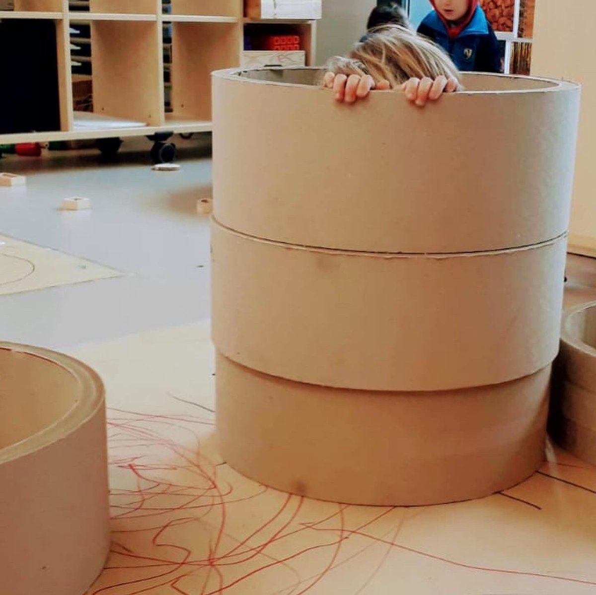 ColegioAmoros's tweet photo. Donde muchos vemos “basura”, los niños ven múltiples posibilidades de juego y un sin fin de utilidades si paramos a escuchar, a observar... #educaciónlenta #juegolibre #materialnoestructurado #colaborar #pactar #proponer #escuchar #escuelainfantilamorós https://t.co/d3O9EKmfaR