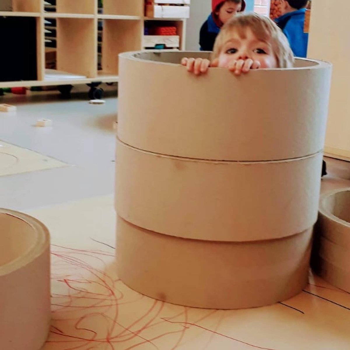 ColegioAmoros's tweet photo. Donde muchos vemos “basura”, los niños ven múltiples posibilidades de juego y un sin fin de utilidades si paramos a escuchar, a observar... #educaciónlenta #juegolibre #materialnoestructurado #colaborar #pactar #proponer #escuchar #escuelainfantilamorós https://t.co/d3O9EKmfaR