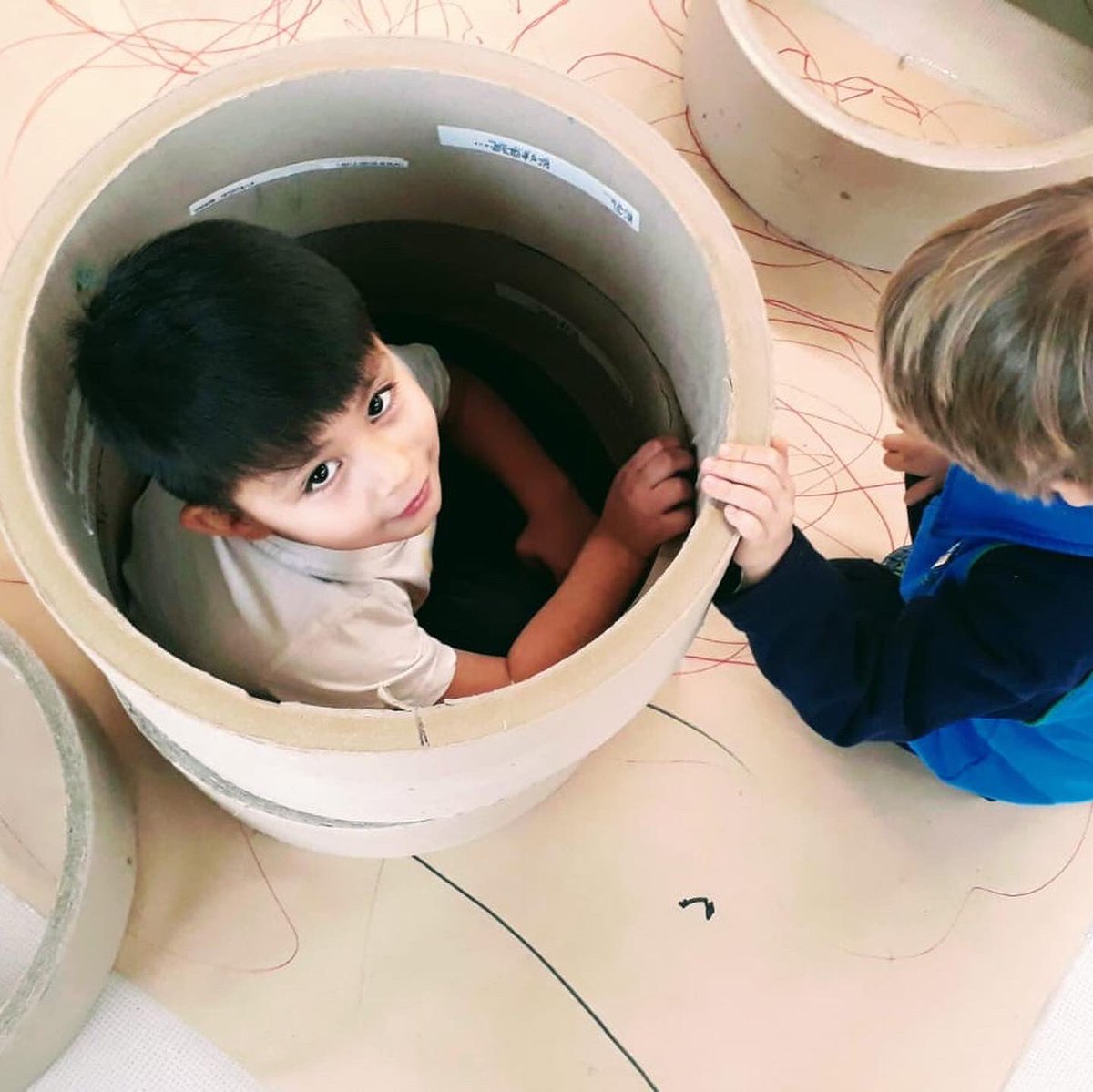 ColegioAmoros's tweet photo. Donde muchos vemos “basura”, los niños ven múltiples posibilidades de juego y un sin fin de utilidades si paramos a escuchar, a observar... #educaciónlenta #juegolibre #materialnoestructurado #colaborar #pactar #proponer #escuchar #escuelainfantilamorós https://t.co/d3O9EKmfaR