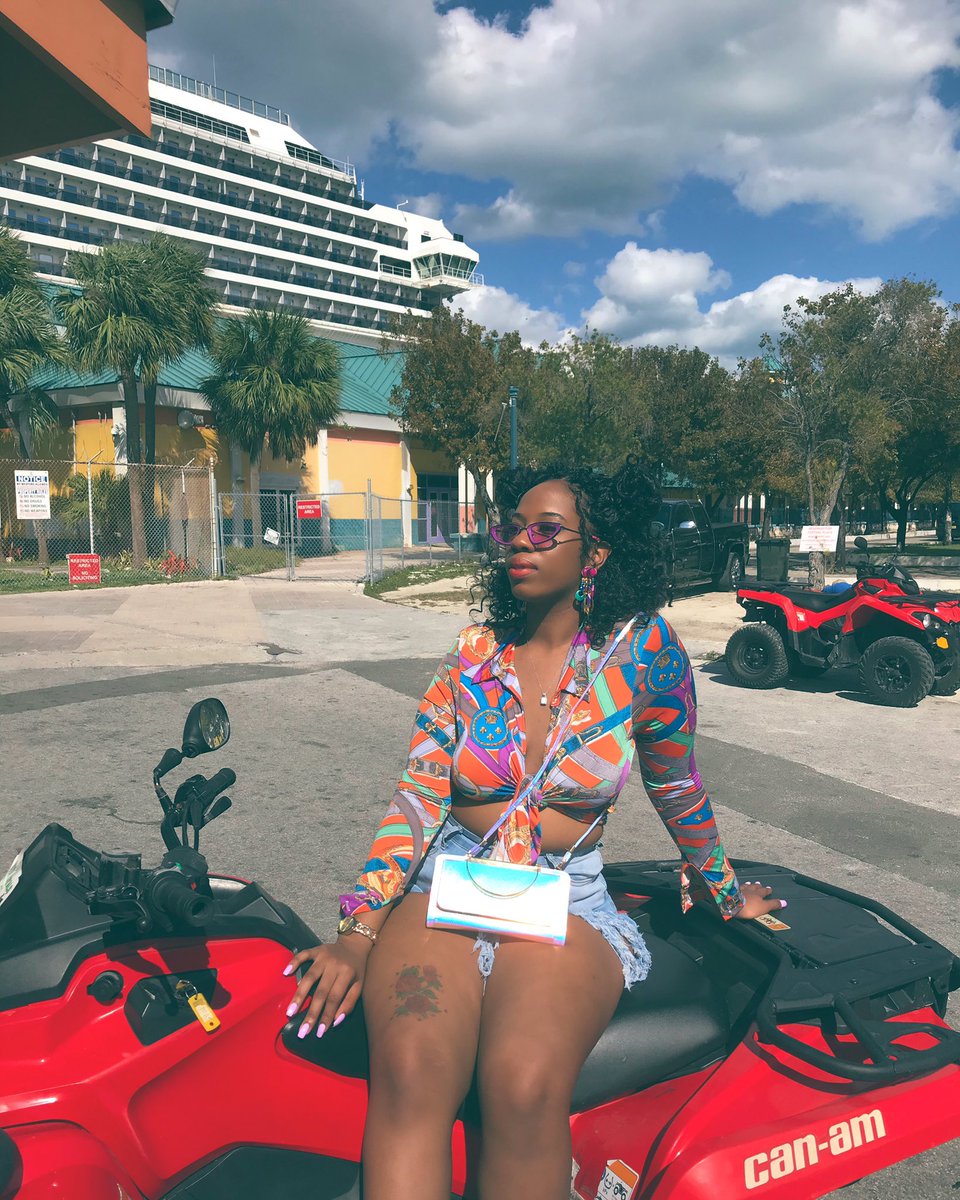 SunnyBeatx's tweet photo. Smoked my first wood in the Bahamas.✨ https://t.co/dAnfl52nJ9