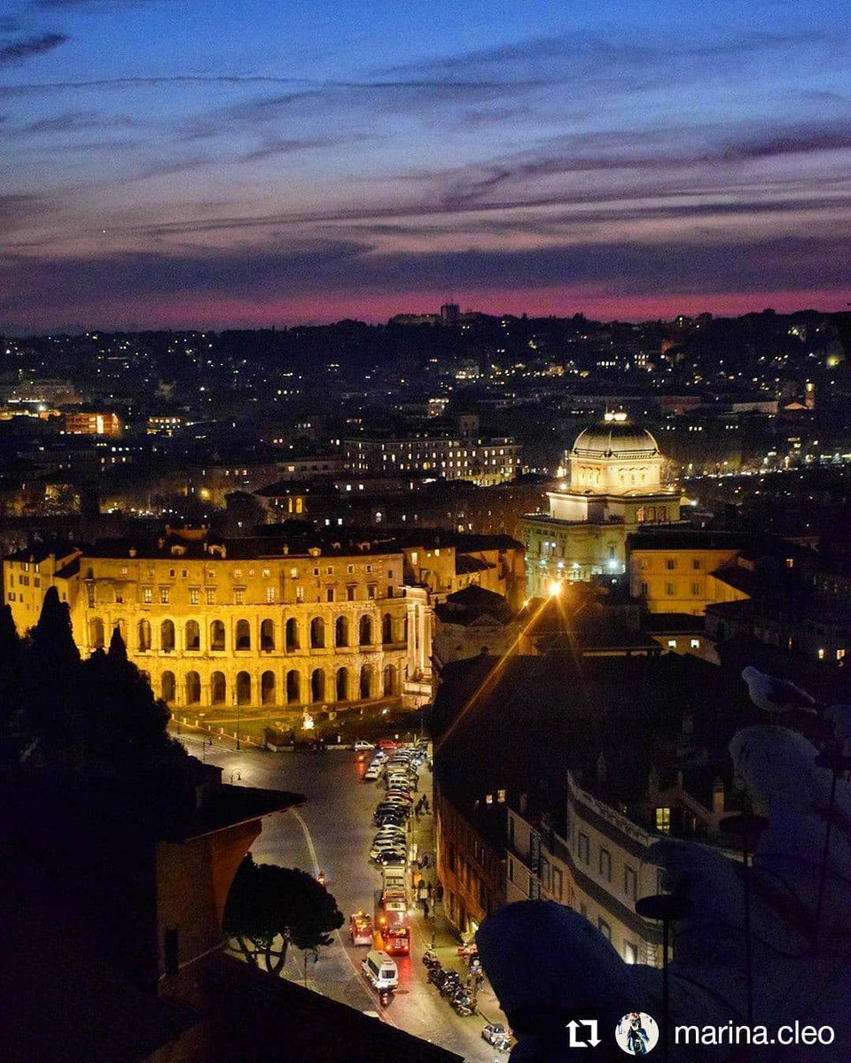Capitolivm's tweet photo. Col fascino della notte... In volo sul monumento che Augusto volle dedicare al suo prediletto e compianto nipote Marcello 🎭 📷 ph. marina.cleo #TeatroMarcello #Roma #Night
https://t.co/0eZckb2UV4 https://t.co/gwvTL3bo9K