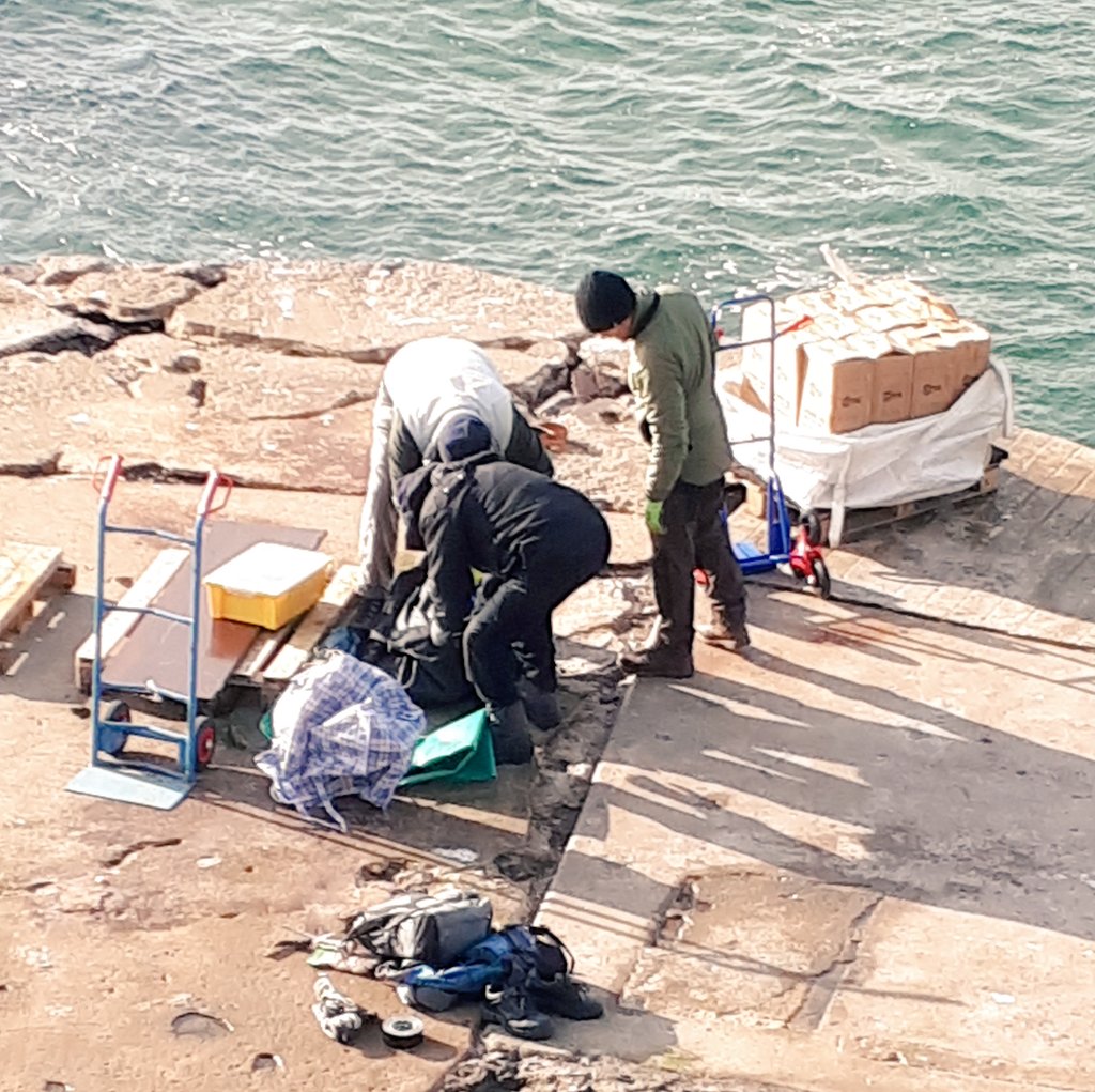 gannetrocks's tweet image. #Bass  454kg  batteries skillfully landed by Bill  #Conserver Then, seriously  tough graft for the #Seabird team with basic  stair climber and  seriously  challenging mud all completed in limited time frame. Mega!🏋️‍♂️🏋️‍♀️🤩.Amazing images once connected @SeabirdCentre @kevsaltire1