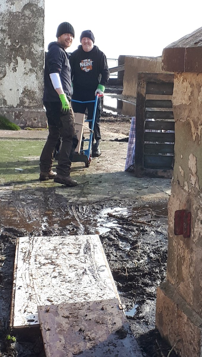 gannetrocks's tweet image. #Bass  454kg  batteries skillfully landed by Bill  #Conserver Then, seriously  tough graft for the #Seabird team with basic  stair climber and  seriously  challenging mud all completed in limited time frame. Mega!🏋️‍♂️🏋️‍♀️🤩.Amazing images once connected @SeabirdCentre @kevsaltire1