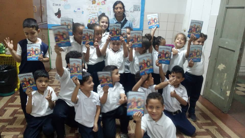 metro_caracas's tweet photo. El #MetroDeCaracas sigue incentivando el cumplimiento de las #NormasMetro con el programa #MetroEnseñanza en colegios, así lo hicieron con los niños y niñas de la escuela Rita Freire de la Parroquia Santa Teresa Municipio Libertador.
@NicolasMaduro @tupamarohipolit @cevegon https://t.co/IeWWRj2cmN