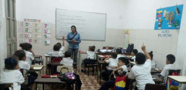metro_caracas's tweet photo. El #MetroDeCaracas sigue incentivando el cumplimiento de las #NormasMetro con el programa #MetroEnseñanza en colegios, así lo hicieron con los niños y niñas de la escuela Rita Freire de la Parroquia Santa Teresa Municipio Libertador.
@NicolasMaduro @tupamarohipolit @cevegon https://t.co/IeWWRj2cmN
