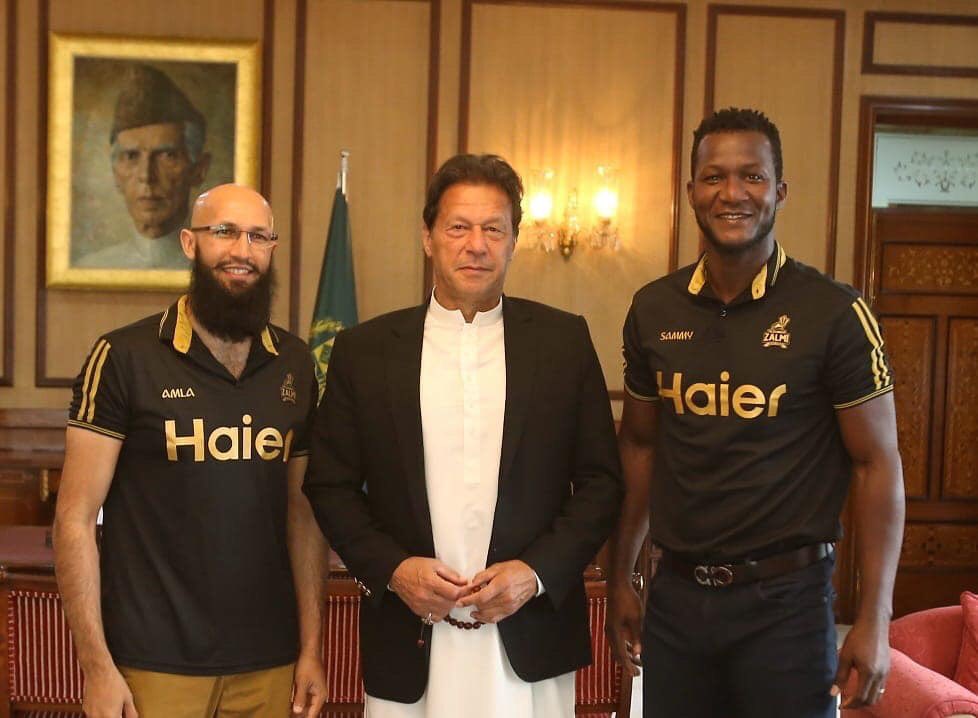 KingSiasi's tweet photo. #Prime_Minister_Imran_Khan met with #Peshawar_Zalmi_Owner_Javed_Afridi, and with Players #Hashim_Amla and #Darren_Sammy.
#HBLPSL2020
#PakistanZindabad🇵🇰 https://t.co/zlNj3lnEtn