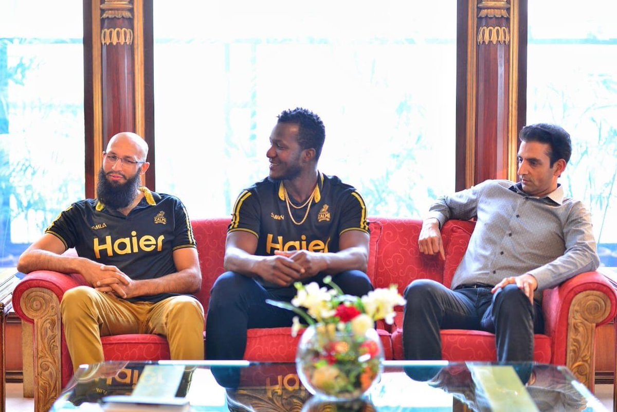 KingSiasi's tweet photo. #Prime_Minister_Imran_Khan met with #Peshawar_Zalmi_Owner_Javed_Afridi, and with Players #Hashim_Amla and #Darren_Sammy.
#HBLPSL2020
#PakistanZindabad🇵🇰 https://t.co/zlNj3lnEtn