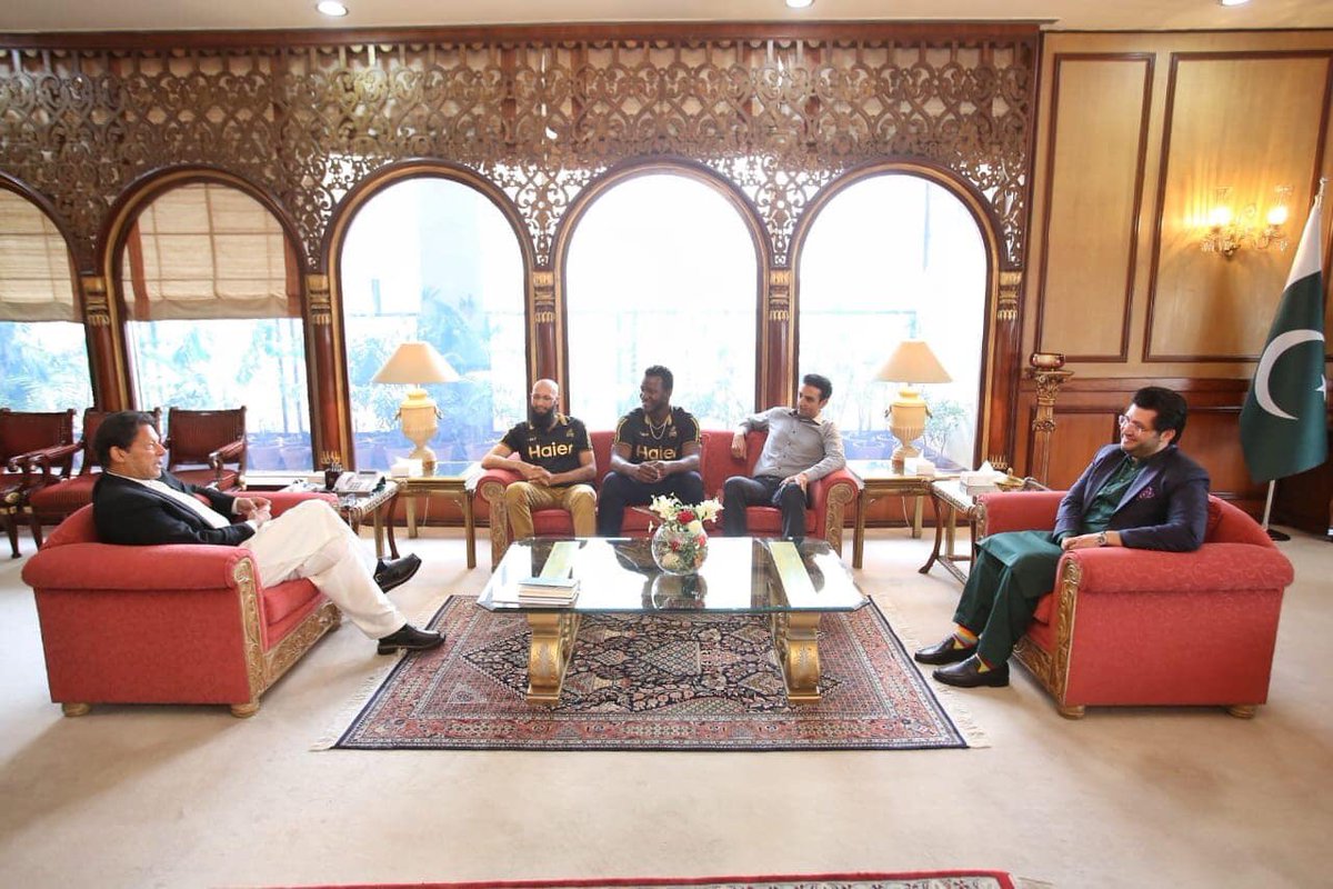 KingSiasi's tweet photo. #Prime_Minister_Imran_Khan met with #Peshawar_Zalmi_Owner_Javed_Afridi, and with Players #Hashim_Amla and #Darren_Sammy.
#HBLPSL2020
#PakistanZindabad🇵🇰 https://t.co/zlNj3lnEtn