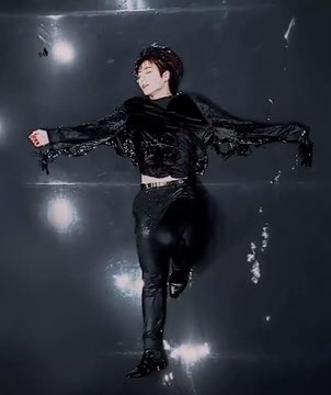naepittamarwa's tweet photo. WAIT JIMIN POSES LIKE YOONGI IN SHADOW JUNGKOOK IN SAVE ME REMIX AND TAEHYUNG IN ON #BlackSwan https://t.co/MfrePFEYl7