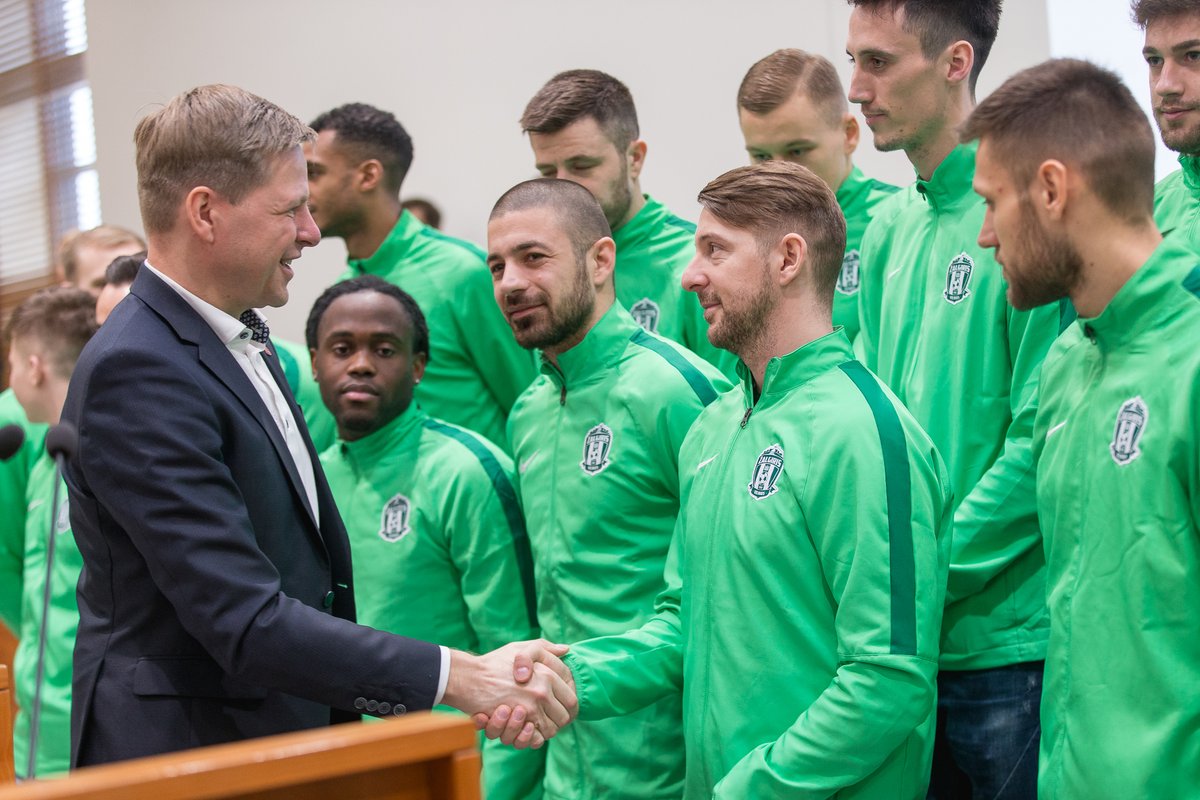 fkzalgiris's tweet photo. We continued our tradition of trophy presentations and brought the SuperCup to the mayor of Vilnius @RemiSimasius. 💚 #fczalgiris https://t.co/5BEg2o9mVI