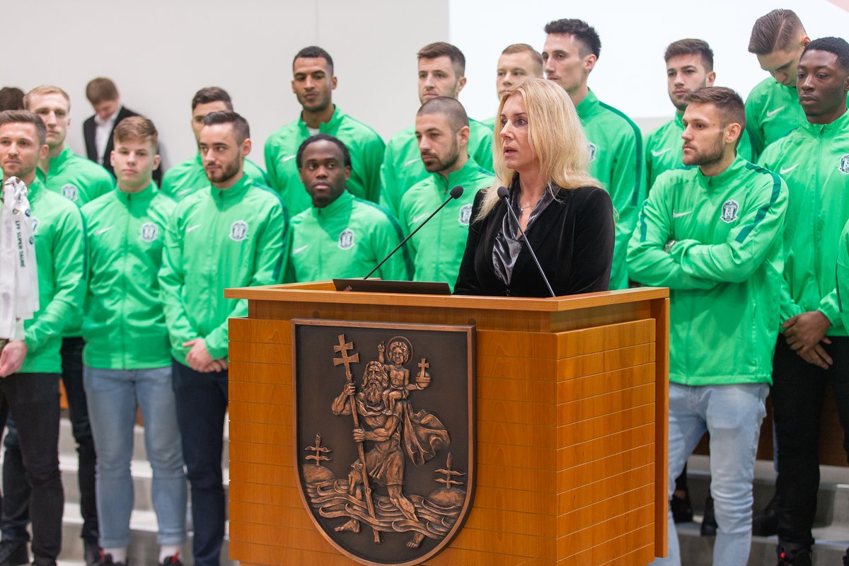 fkzalgiris's tweet photo. We continued our tradition of trophy presentations and brought the SuperCup to the mayor of Vilnius @RemiSimasius. 💚 #fczalgiris https://t.co/5BEg2o9mVI