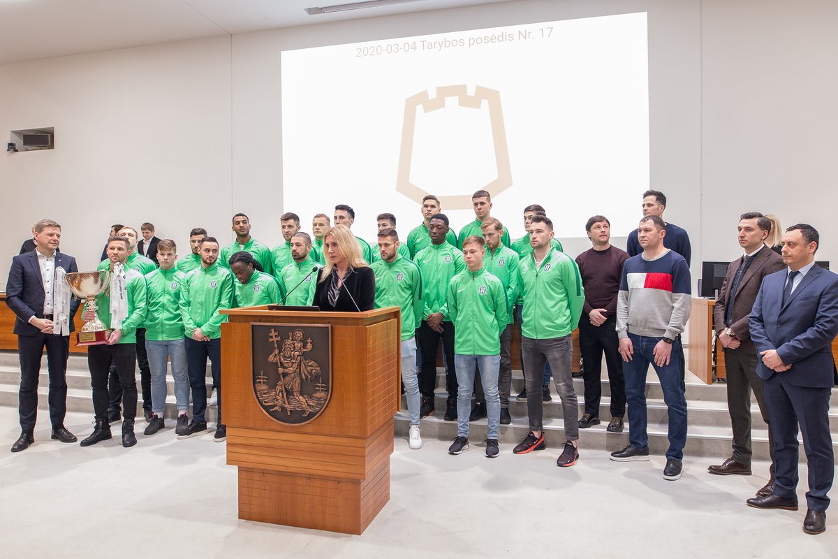 fkzalgiris's tweet photo. We continued our tradition of trophy presentations and brought the SuperCup to the mayor of Vilnius @RemiSimasius. 💚 #fczalgiris https://t.co/5BEg2o9mVI
