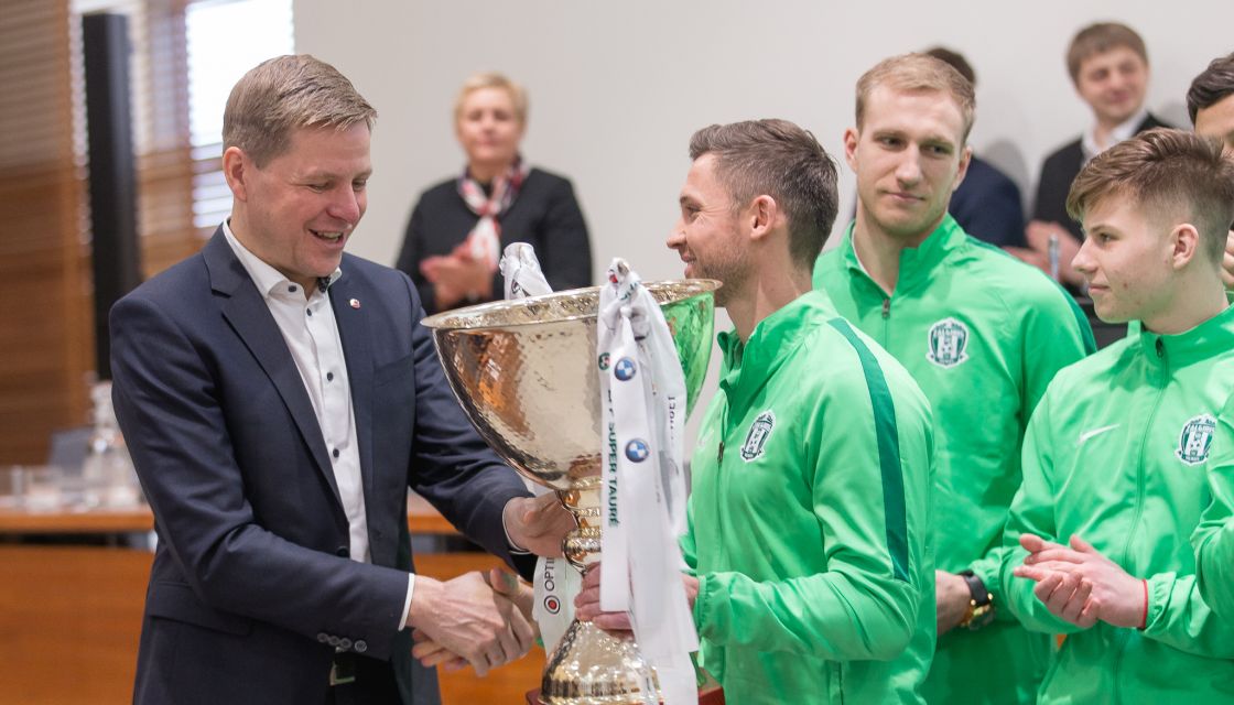 fkzalgiris's tweet photo. We continued our tradition of trophy presentations and brought the SuperCup to the mayor of Vilnius @RemiSimasius. 💚 #fczalgiris https://t.co/5BEg2o9mVI