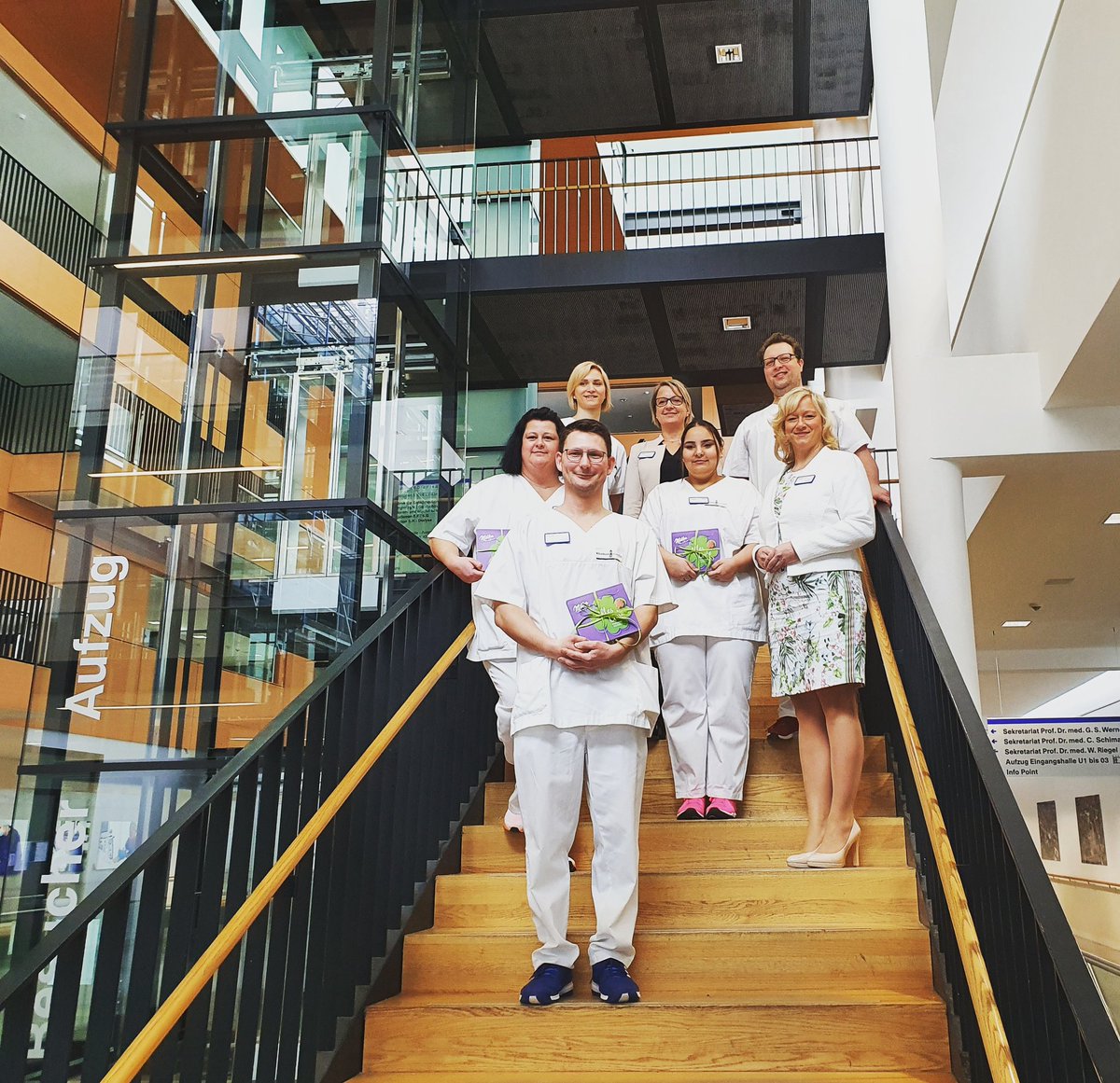 Coconbra's tweet photo. Im #Klinikum #Darmstadt haben nun weitere klinisch tätige #Fallmanager*innen ihre Arbeit aufgenommen.
Wir wünschen allen einen guten Start und viele tolle Begegnungen!
#Komm ins #Team! 🤗
#klinikumdarmstadt #pflege #nurse #proudtobeanurse https://t.co/p3xOSkr5Ob