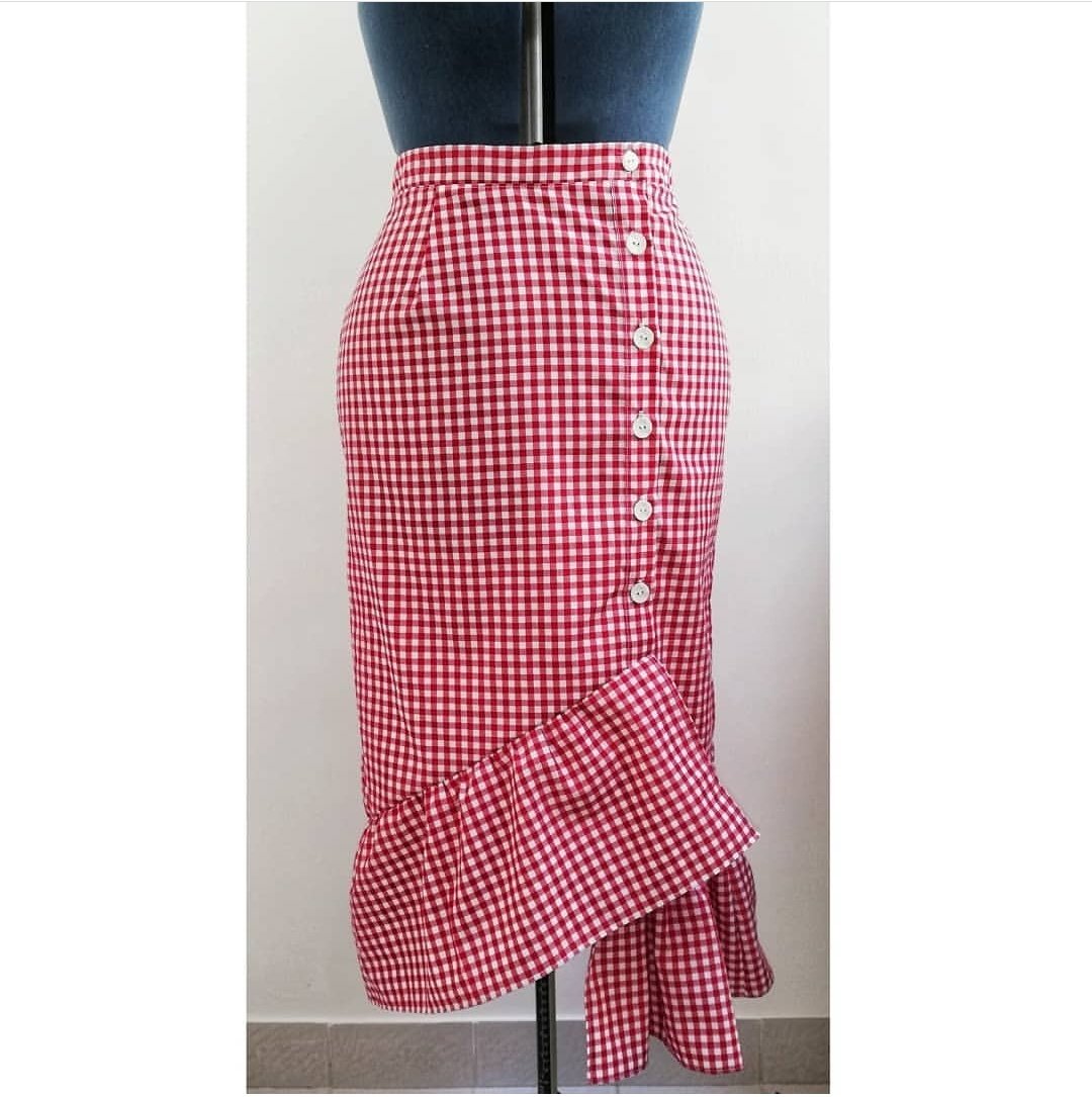 Marierachan's tweet photo. Gonna a portafoglio asimmetrica in cotone ✂️ #sew #sewing #skirt #seamstress #dressmaker #handmade #sewingmachine #lovesew https://t.co/L6TNMcEB87