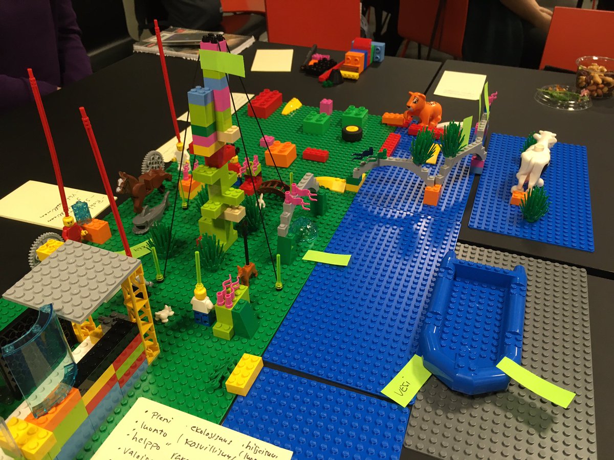 Millaista #ryhmärakentaminen voisi olla? Entä miltä #yhteisöllisyys voisi näyttää kun #husulanmäki saa asukkaansa?  Unelmia rakennettiin ja jaettiin #legoseriousplay menetelmällä eilen ryhmärakentamisesta kiinnostuneiden kanssa. #eakr #resurssiviisaus #ihmislähtöisyys #LaureaUas