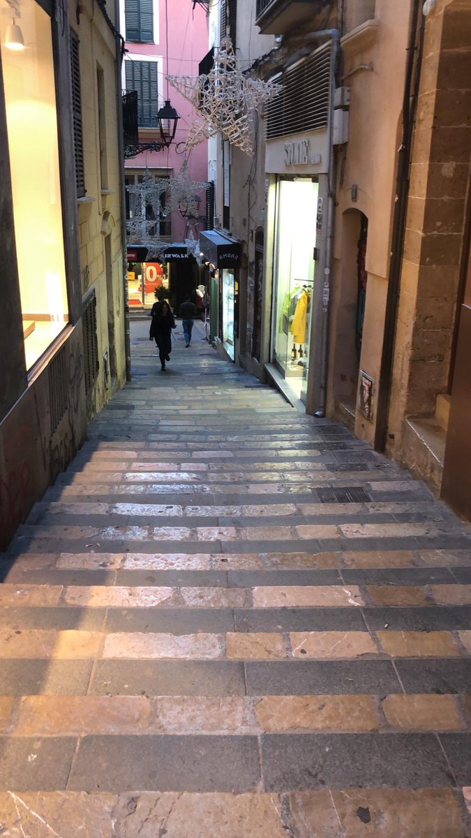 AFEDECO's tweet photo. No llueve, no hace viento. Es por la tarde, es hoy, miércoles 4 de marzo. Lo único que no cambia es la soledad de las calles de Palma.
Estamos convirtiendo Palma en una ciudad fantasma. 
Y no, no estamos parados... https://t.co/V0GuDpNHRY