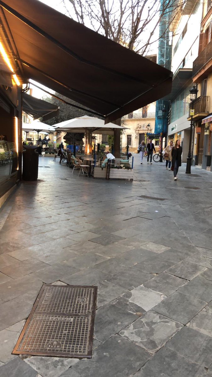 AFEDECO's tweet photo. No llueve, no hace viento. Es por la tarde, es hoy, miércoles 4 de marzo. Lo único que no cambia es la soledad de las calles de Palma.
Estamos convirtiendo Palma en una ciudad fantasma. 
Y no, no estamos parados... https://t.co/V0GuDpNHRY