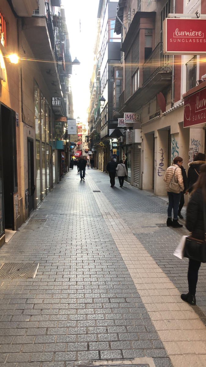 AFEDECO's tweet photo. No llueve, no hace viento. Es por la tarde, es hoy, miércoles 4 de marzo. Lo único que no cambia es la soledad de las calles de Palma.
Estamos convirtiendo Palma en una ciudad fantasma. 
Y no, no estamos parados... https://t.co/V0GuDpNHRY
