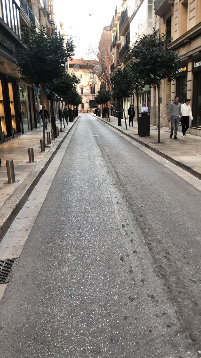 AFEDECO's tweet photo. No llueve, no hace viento. Es por la tarde, es hoy, miércoles 4 de marzo. Lo único que no cambia es la soledad de las calles de Palma.
Estamos convirtiendo Palma en una ciudad fantasma. 
Y no, no estamos parados... https://t.co/V0GuDpNHRY