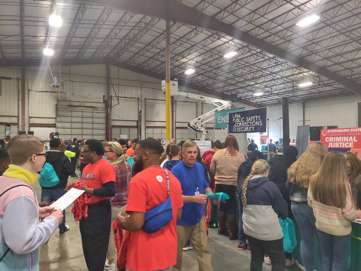 TaylorMade1280's tweet photo. What an amazing morning! The #P2P Crew is doing an OUTSTANDING job with engaging communities across the nation by connecting #Pathways2Possibilities. Thank you @DavidKustoff and TEAM @mariannepurcell You ROCK! #HTLAdvantageTN Whoop Whoop! https://t.co/BPXuJVnKgm https://t.co/yDTkEHSxjS