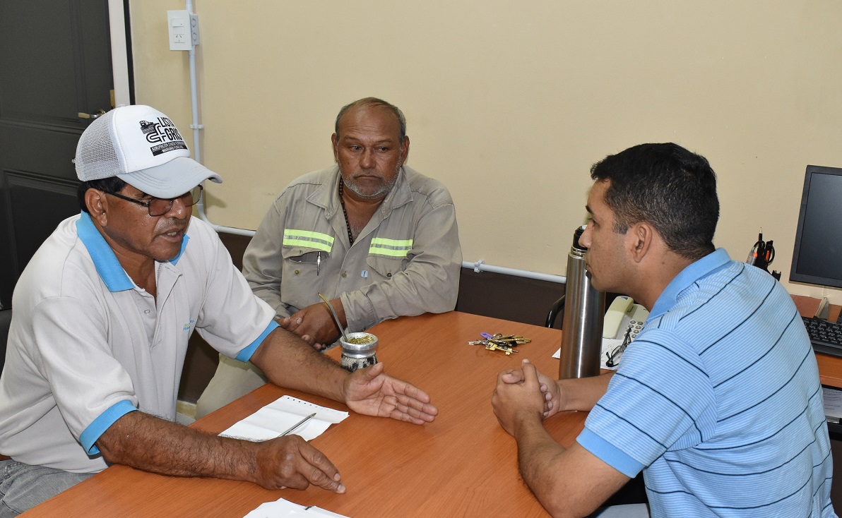 SEFECHA1's tweet photo. El presidente de Sefecha, Saúl Colman mantuvo una reunión con los dirigentes de la Agrupación Causa Ferroviaria “Mariano Ferreyra”, trabajadores ferroviarios Oscar Déniz Damian Jara. Se trataron varios aspectos, al accionar de los trabajadores y la reactivación del servicio. https://t.co/e4TV0W98Tk