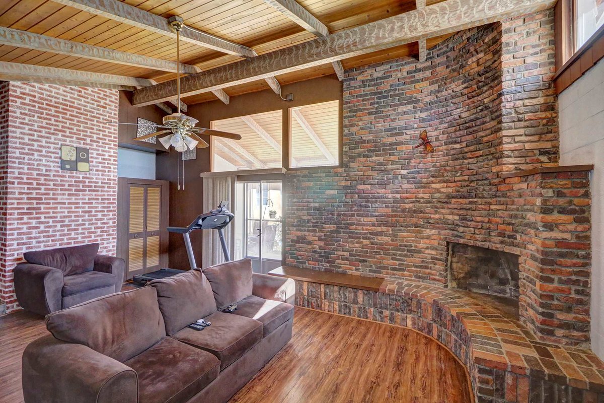 CBSantaFe's tweet photo. 😍Listing of the Week!😍
612 Valley Dr. | $260,000
3 BR | 1.75 BA
Listed By: @SarahIbarra_17 | 505.985.8959

With exposed brick fireplaces and refrigerated cooling, you'll see classic Southwestern styling stands the test of time alongside modern comfort.
https://t.co/D2xSEENORk https://t.co/Sy8RW6XEBi