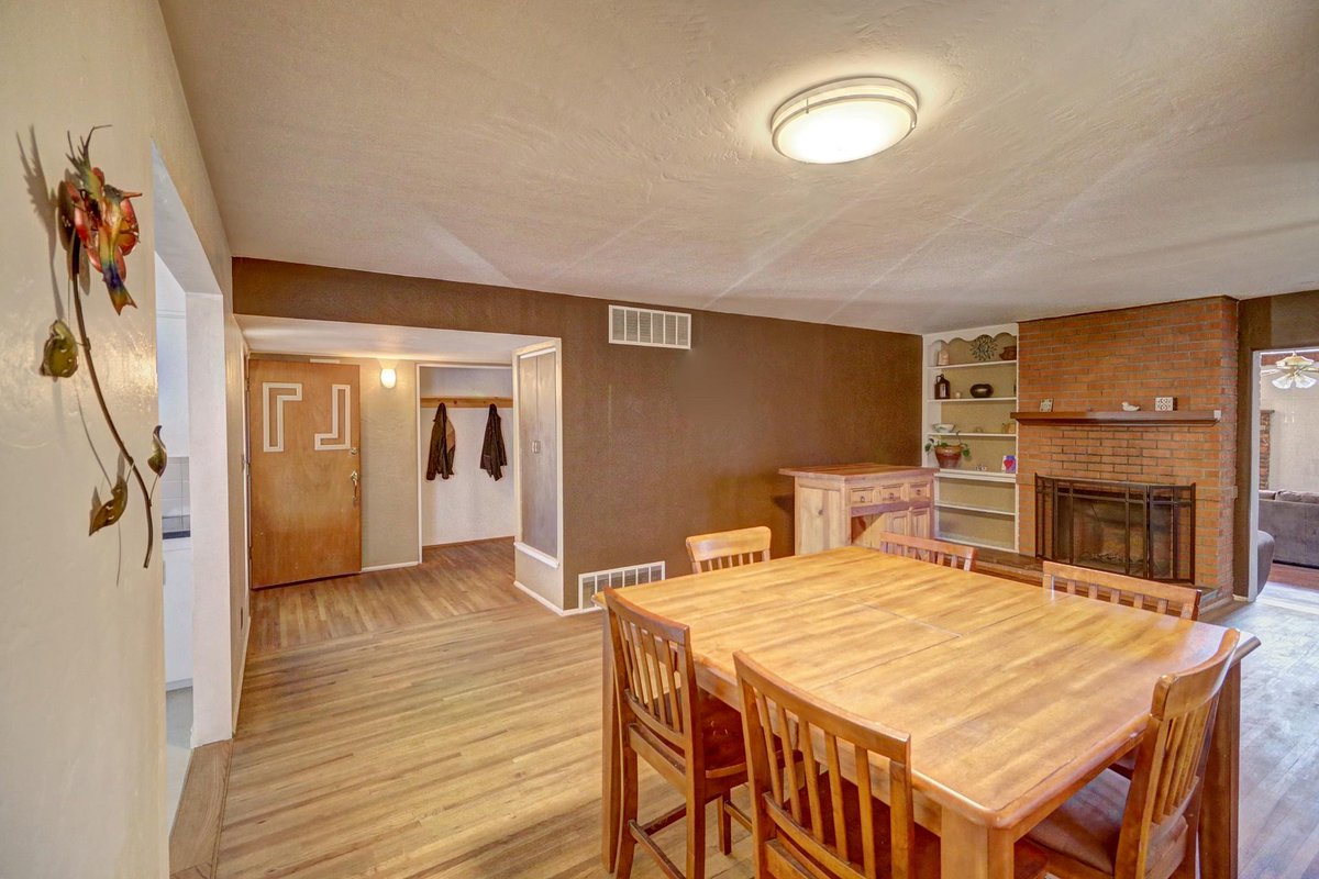 CBSantaFe's tweet photo. 😍Listing of the Week!😍
612 Valley Dr. | $260,000
3 BR | 1.75 BA
Listed By: @SarahIbarra_17 | 505.985.8959

With exposed brick fireplaces and refrigerated cooling, you'll see classic Southwestern styling stands the test of time alongside modern comfort.
https://t.co/D2xSEENORk https://t.co/Sy8RW6XEBi