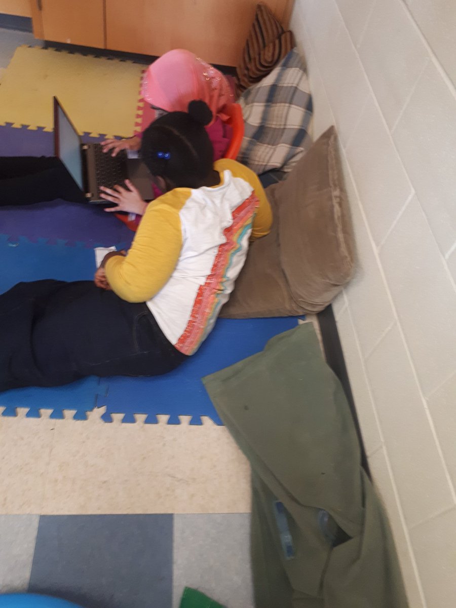 WongMoreira's tweet photo. Students using Chromebooks to do their writing. https://t.co/tEMepsw2Wv