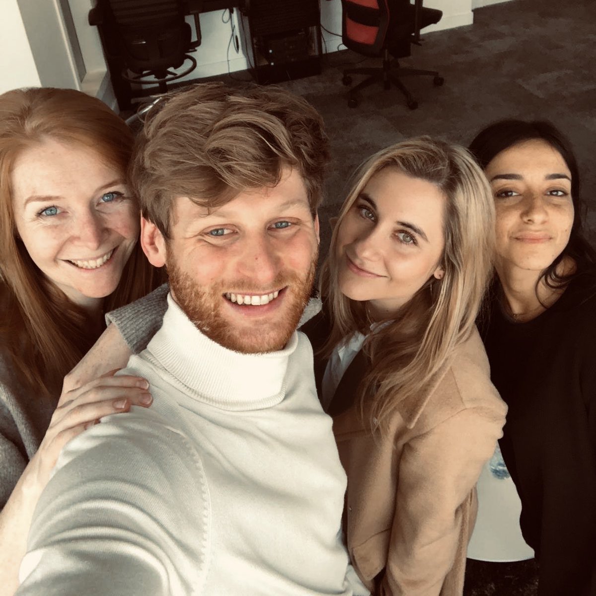 Trop contents d’avoir reçu <a href="/camillebena/">Camille Benaroche</a> pour parler de son métier d’influenceuse ! Retrouvez <a href="/Ginger_Klo/">Ginger jusqu’à pas d’heure</a>, <a href="/carlakakoun/">Carla Kakoun</a> et <a href="/Edouard_D/">Edouard Deloignon</a> dit « le concierge » dans le #podcast de la semaine ! 
Sur <a href="/ApplePodcasts/">Apple Podcasts</a> 👉 apple.co/38nAThZ
Ou là 👉 bit.ly/3cuG1Eb

#LesColocs