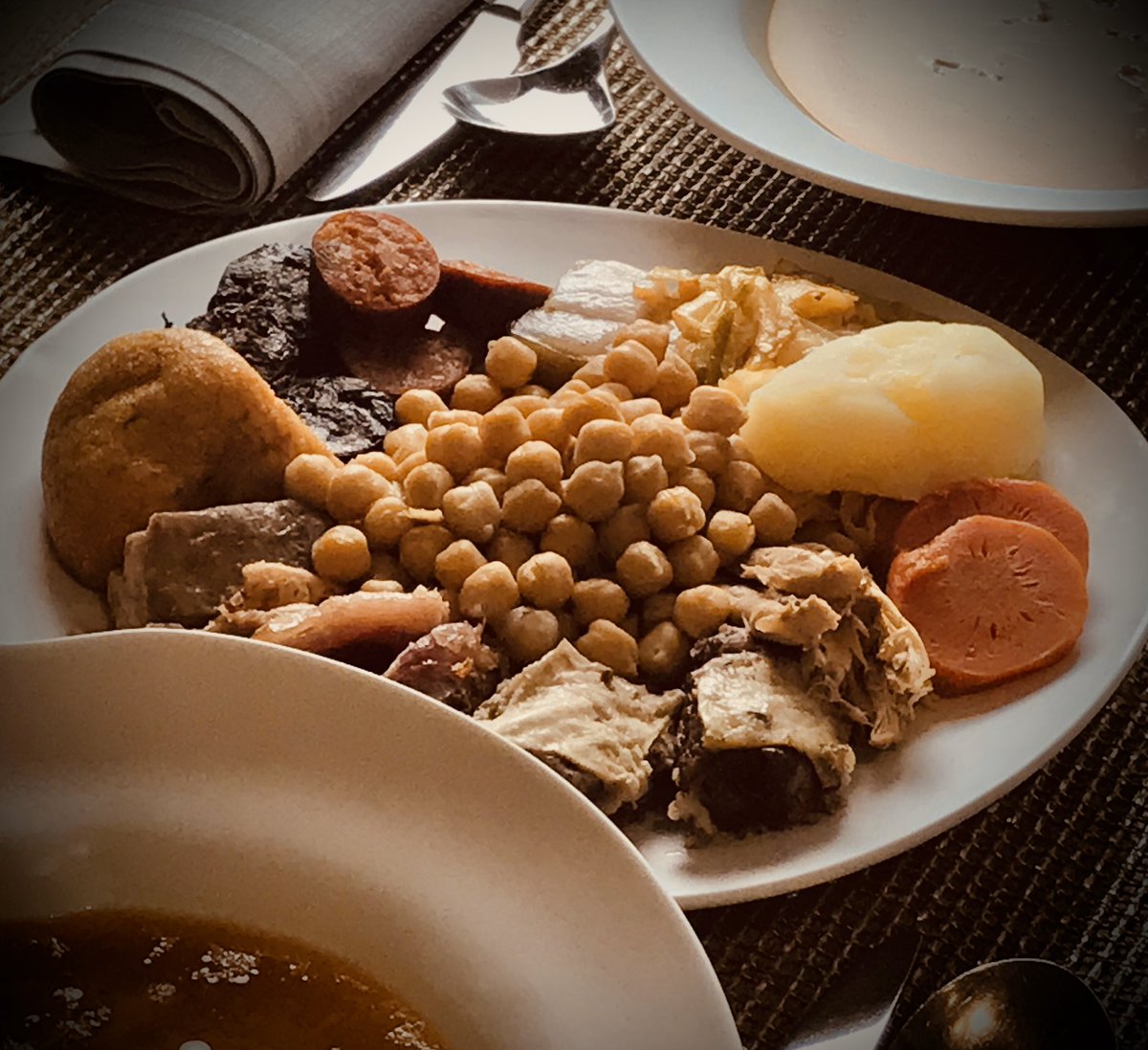 RestaurantSando's tweet photo. ¡Llegan a Sandó los menús de mediodía con su cocido madrileño como estrella! https://t.co/xhVXiKSTKv https://t.co/XW3BUOsLK5