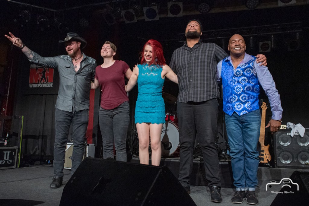 BluesMagazine's tweet photo. Concertverslag: Blues Caravan - Zinema City, Rheine 22 Februari 2020 // @RufRecords @BluesCaravan @jjb_bluesman @whitneyshaysing #ryanperry https://t.co/dN0hXEeqms https://t.co/oPywSbzVM8