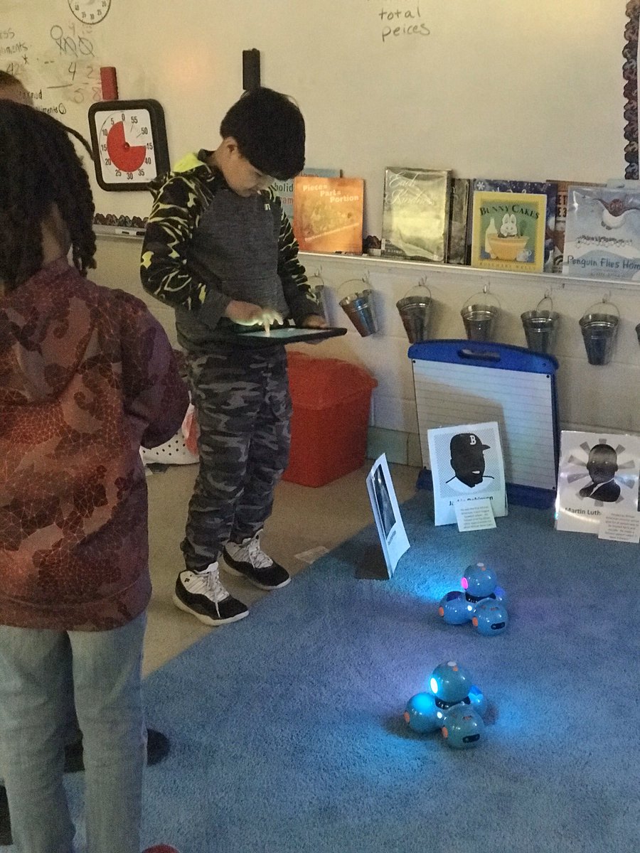 JB_Fred33's tweet photo. 2nd graders at Glen Lea ES had a great time researching famous Americans and coding Dash robots! Go Lions! @GlenLeaES #ESinnovate https://t.co/axlumS2oiJ