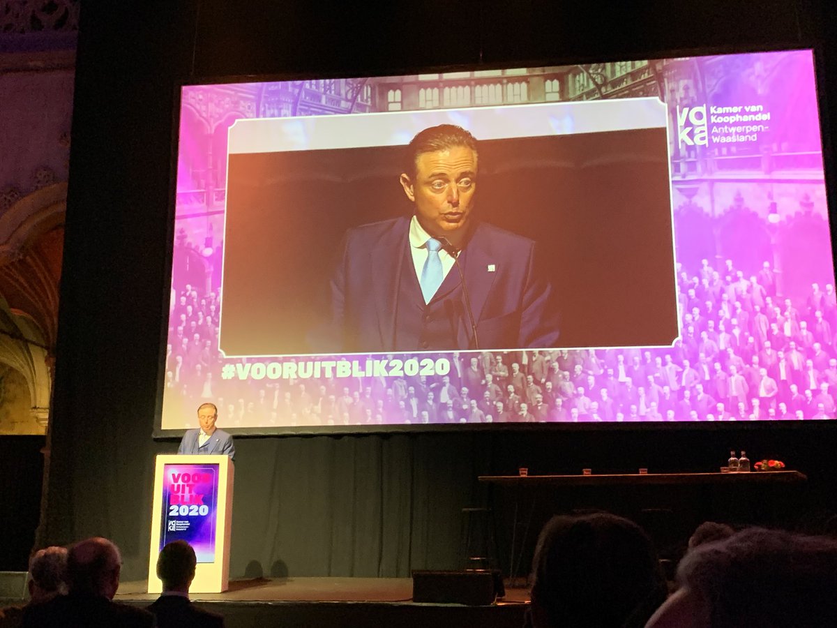 Scherpe ⁦<a href="/Bart_DeWever/">Bart De Wever</a>⁩ op #vooruitblik2020⁩. “Vanuit Vlaanderen exporteren we 5 miljard naar Zweden. Vanuit België 5,5 miljard. Doe gerust de rekensom en stel je de vraag welke regio het hardst protesteert tegen vrijhandelsakkoorden als CETA en Mercosur.”