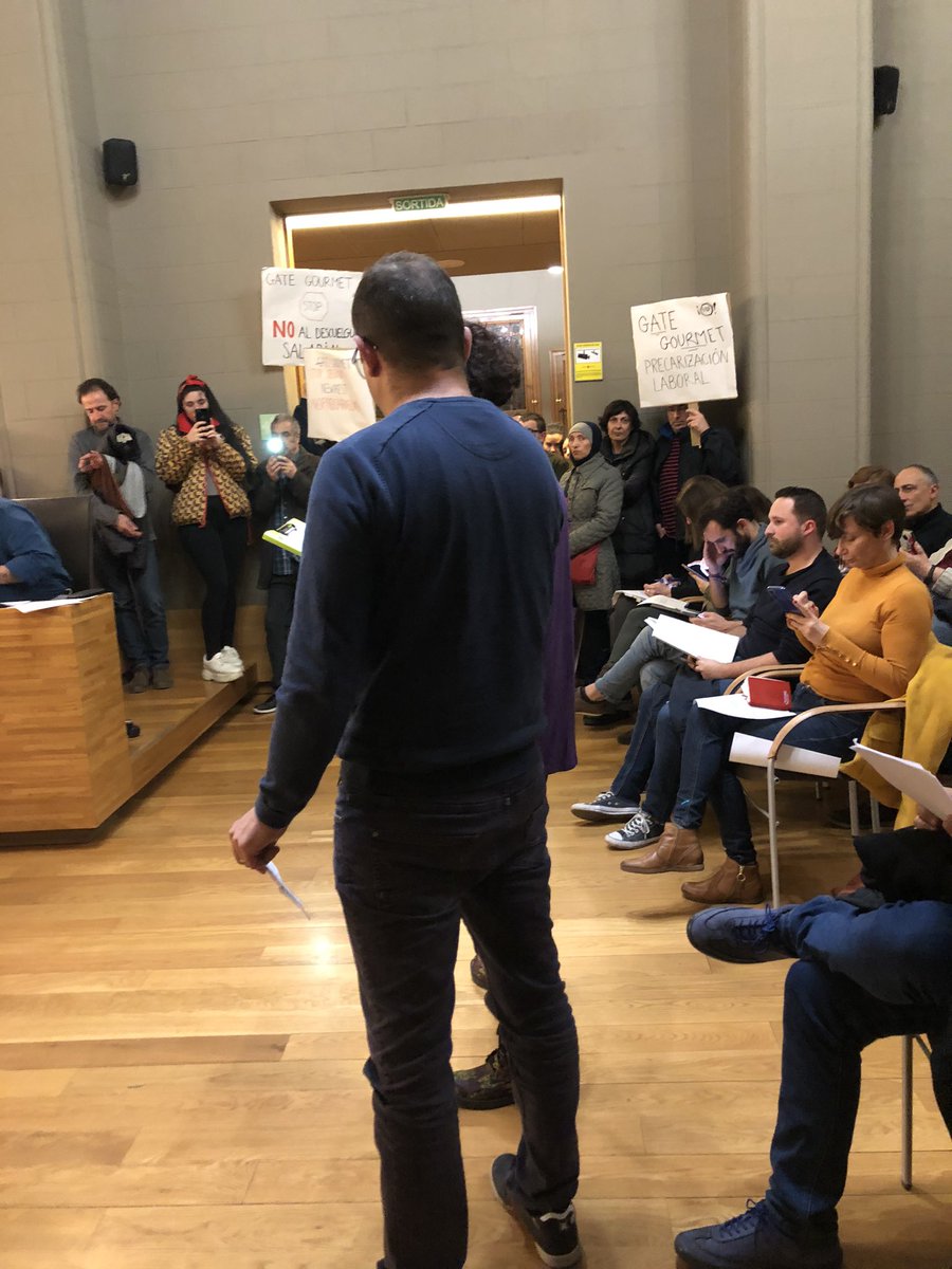 Trabajadores de la empresa Gate Gourmet traen al #pledelprat su reivindicación . Piden que diferentes administraciones públicas intercedan  en la defensa de los derechos y dignidad de las personas afectadas por los ataques recibidos #pledelprat #podemosprat #elprat #podemos