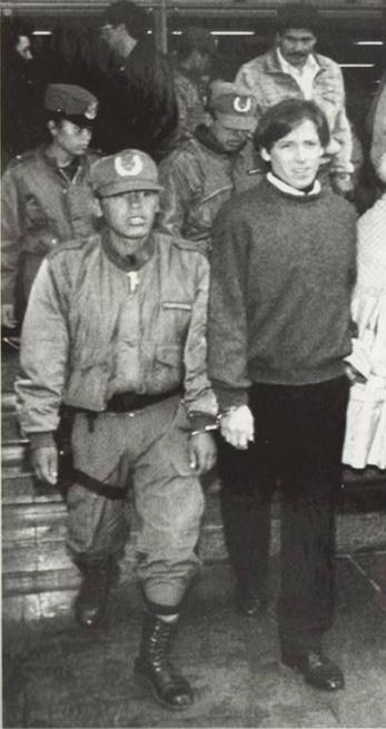 brotesverdeshou's tweet photo. "Escrache a Pablo Iglesias" Ciò che non ha senso è che il vizio del narco Evo Morales, García Linera, un terrorista analfabeta funzionale, è a Madrid, quando ha un mandato di arresto per la procura della Bolivia. E il vizio della Chavista con lui. #Evogate https://t.co/vu9X5t1ULV