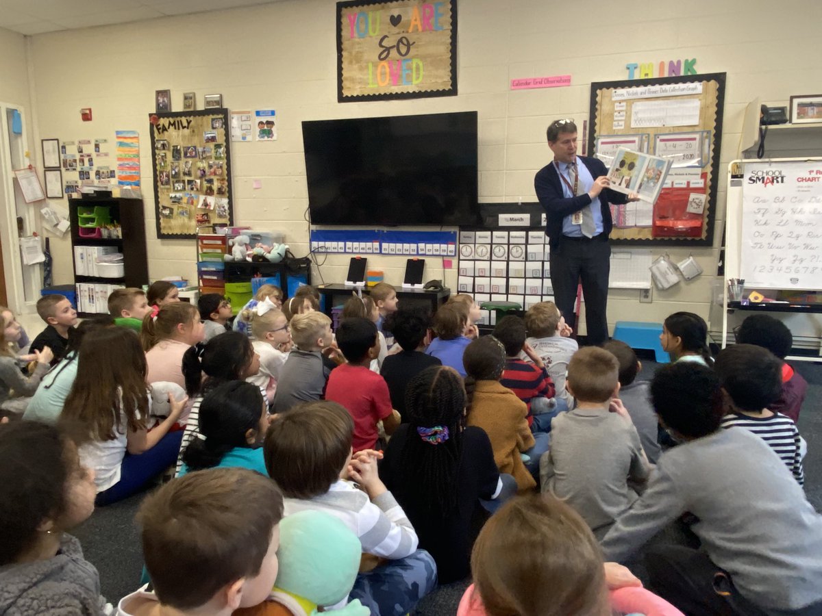 MissSweitzer2's tweet photo. We got to join Mrs. Stanko’s class and listen to Mr. Emery (our K-5 curriculum director) read us a story! 😊 #readacrossamerica #napls #learningtofly 🦅 https://t.co/1jw2YdxqJH